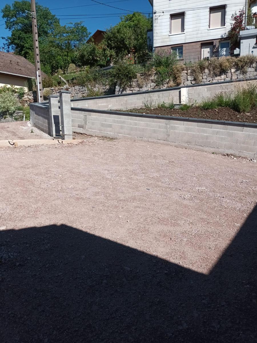 Muret de soutènement avec piliers en parpaings